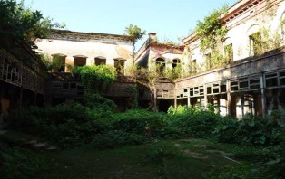 একটি জোতদার বাড়ির আত্মকাহিনী