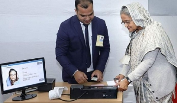 রাজধানীর সিটি কলেজ ভোট দিলেন প্রধানমন্ত্রী